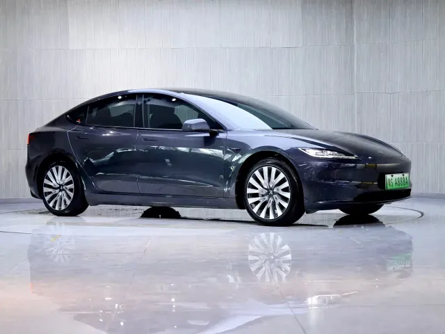 Tesla Model 3 — Фото автомобиля 3