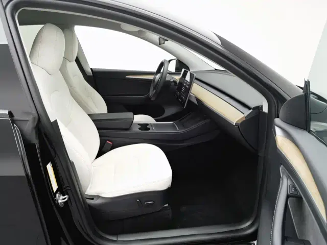 Tesla Model Y — Фото автомобиля 23