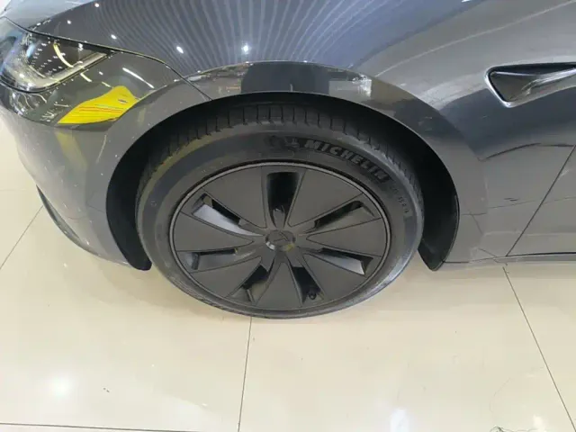 Tesla Model 3 — Фото автомобиля 22