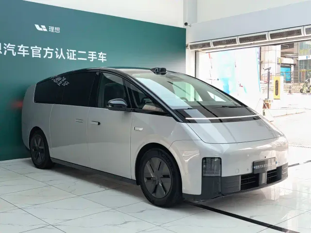Li Auto MEGA — Фото автомобиля 3