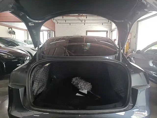 Tesla Model 3 — Фото автомобиля 18