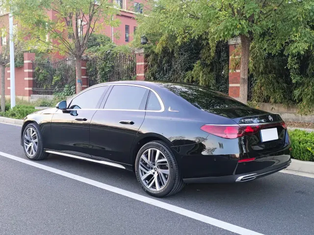 Mercedes-Benz E-Class — Фото автомобиля 22