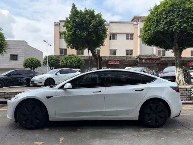 Tesla Model 3 — Фото автомобиля 4