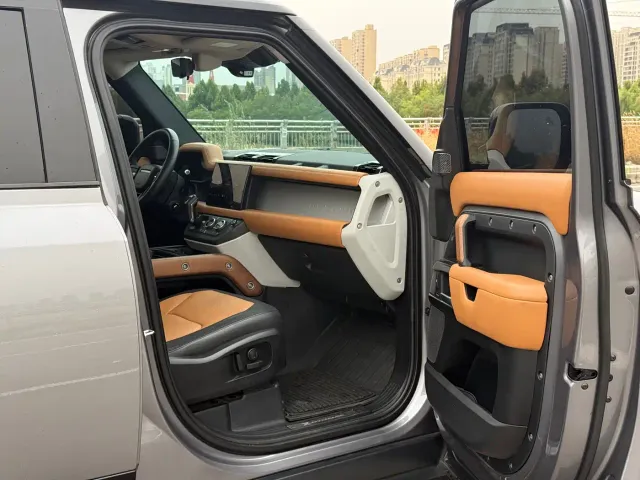 Land Rover Defender — Фото автомобиля 26