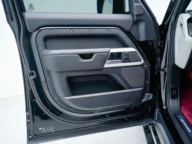 Land Rover Defender — Фото автомобиля 25