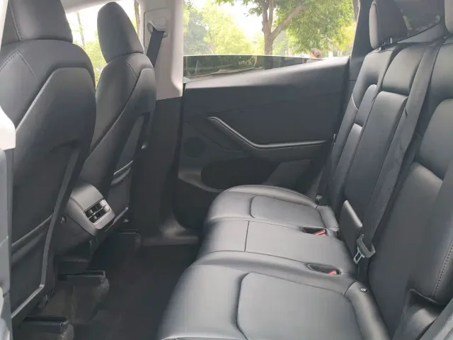 Tesla Model Y — Фото автомобиля 13