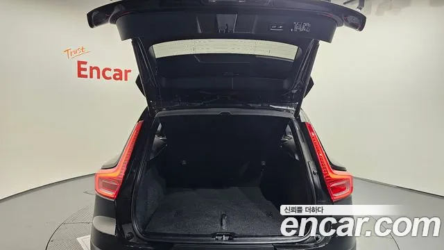 Вольво XC40 — Фото автомобиля 15