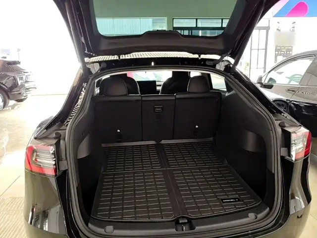 Tesla Model Y — Фото автомобиля 18