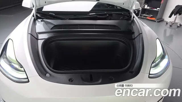 Tesla Model Y — Фото автомобиля 9