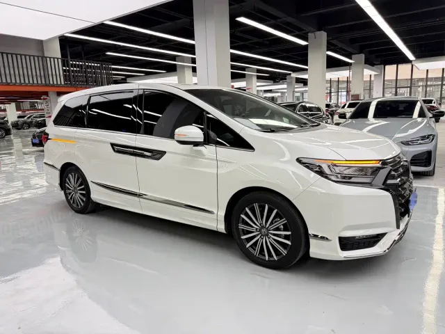 Honda Elysion — Фото автомобиля 3