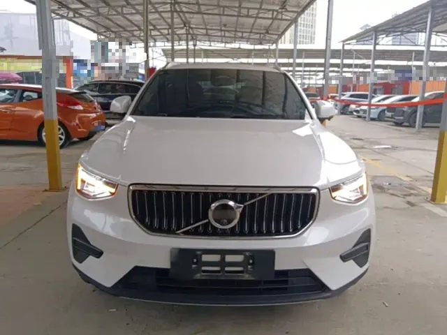 Volvo XC40 — Фото автомобиля 2