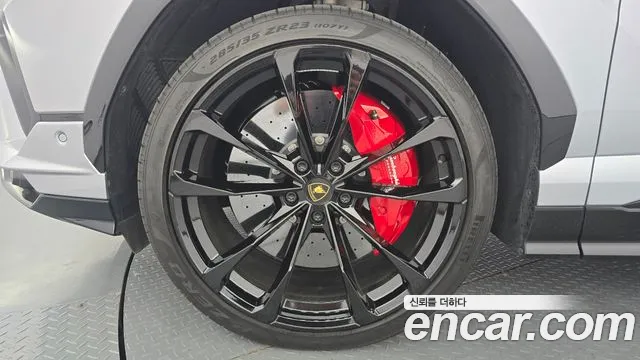 Lamborghini Urus — Фото автомобиля 5