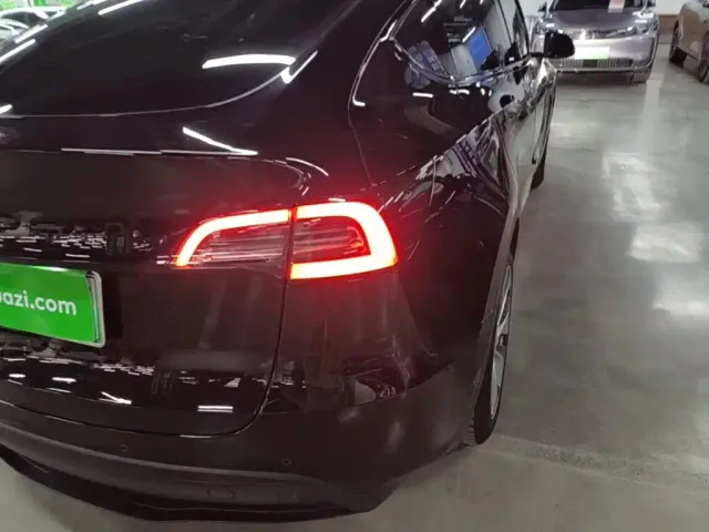 Tesla Model Y — Фото автомобиля 7