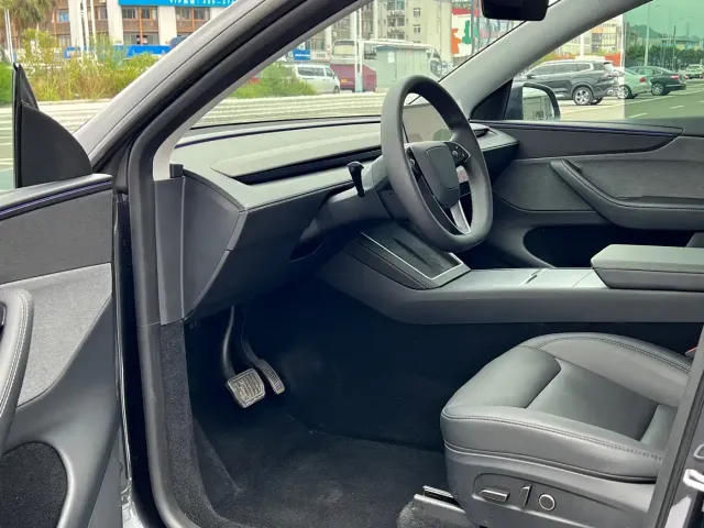 Tesla Model Y — Фото автомобиля 8