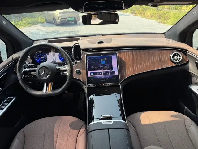 Mercedes-Benz EQE SUV — Фото автомобиля 11
