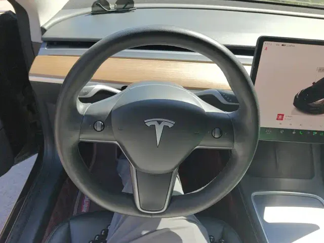 Tesla Model 3 — Фото автомобиля 13