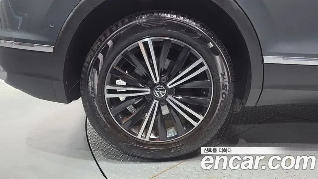 Volkswagen Tiguan Tiguan 2 поколение 2.0 TDI Premium — Фото автомобиля 5