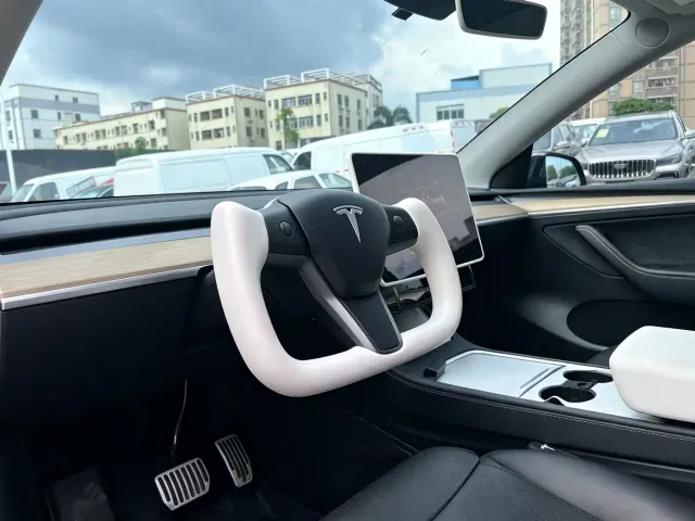 Tesla Model Y — Фото автомобиля 8