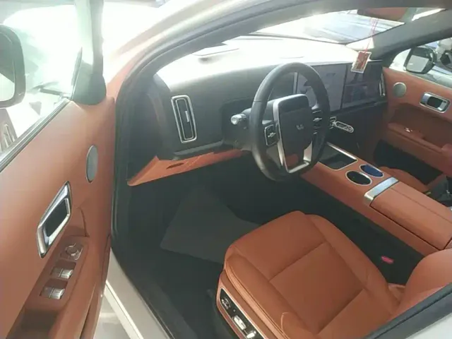 Li Auto L7 — Фото автомобиля 15