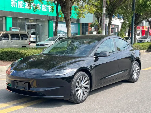 Фотография автомобиля — Tesla Model 3