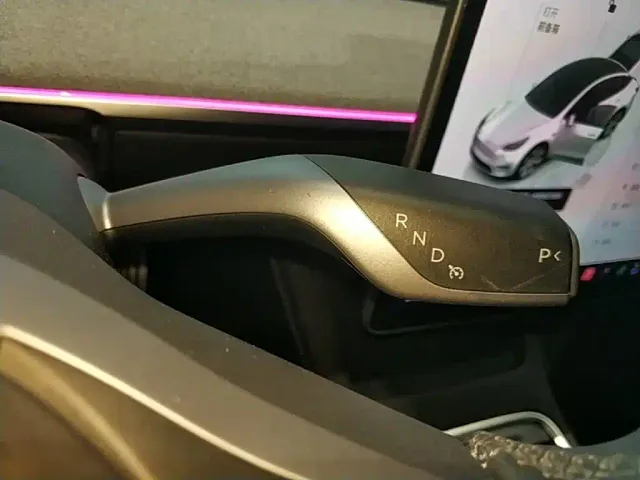 Tesla Model Y — Фото автомобиля 13