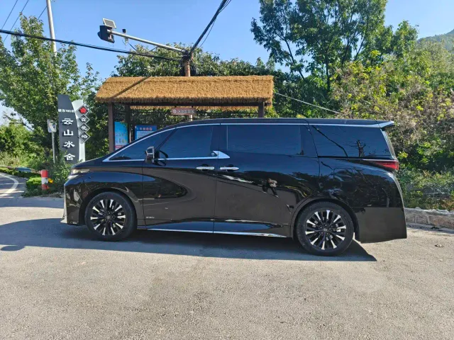 Toyota Vellfire — Фото автомобиля 8