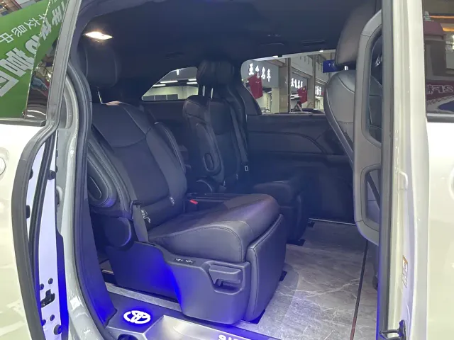 Toyota Sienna — Фото автомобиля 10