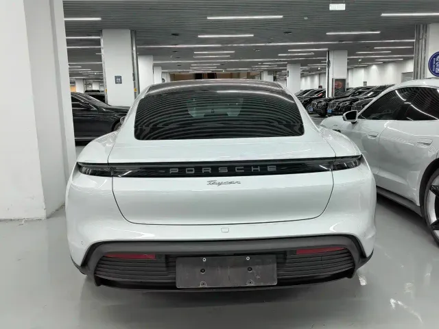 Porsche Taycan — Фото автомобиля 13