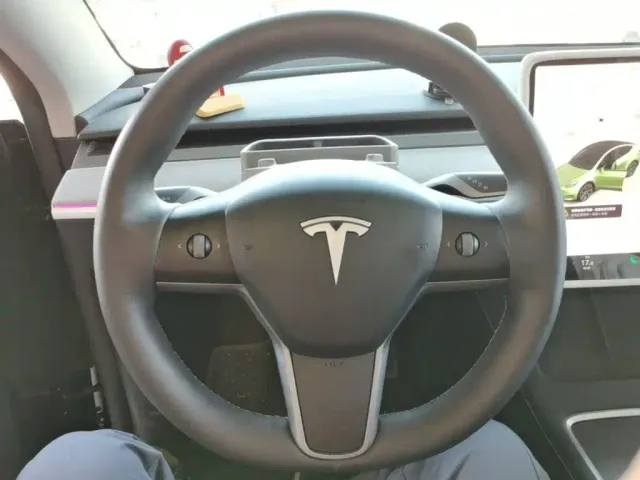 Tesla Model Y — Фото автомобиля 10