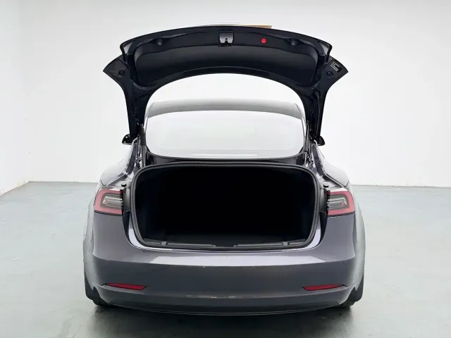 Tesla Model 3 — Фото автомобиля 12