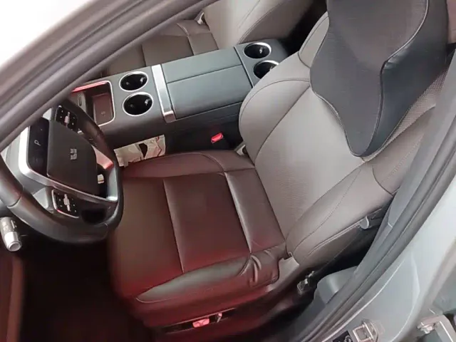 Li Auto L8 — Фото автомобиля 14