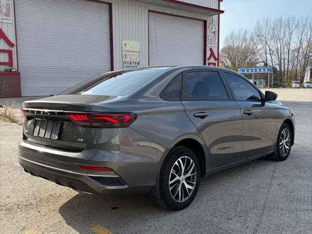 Geely Emgrand — Фото автомобиля 9