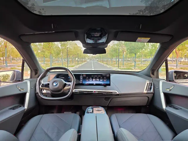 BMW iX — Фото автомобиля 19