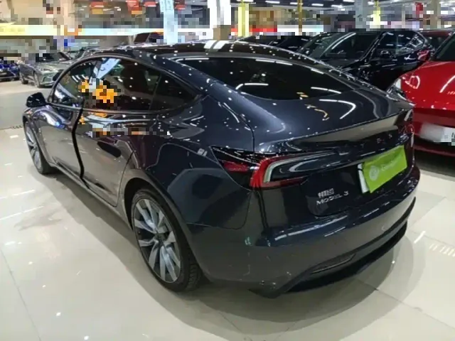 Tesla Model 3 — Фото автомобиля 4