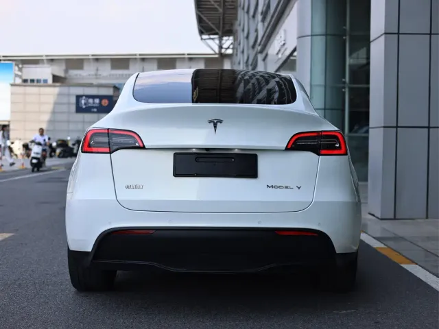 Tesla Model Y — Фото автомобиля 4