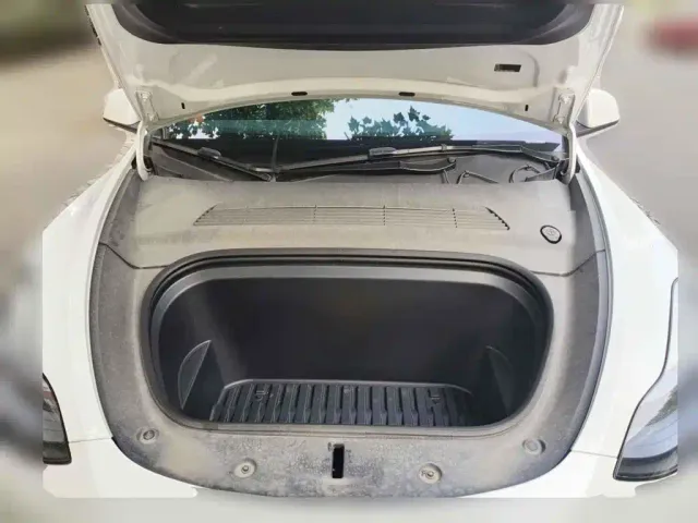 Tesla Model Y — Фото автомобиля 3