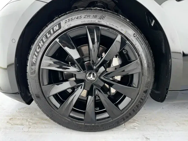 Tesla Model 3 — Фото автомобиля 14