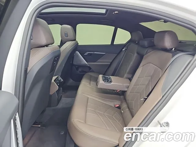 BMW 5 Series G60 — Фото автомобиля 12