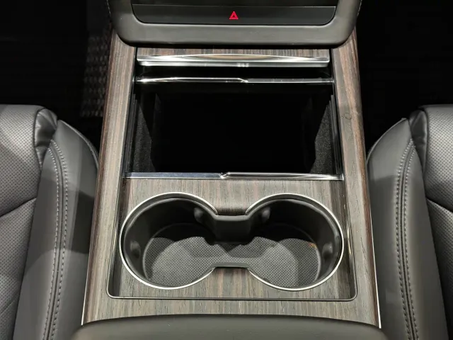 Tesla Model X — Фото автомобиля 9