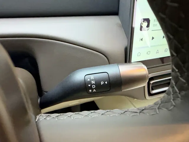 Li Auto MEGA — Фото автомобиля 11