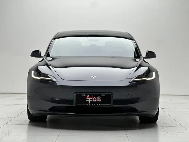 Tesla Model 3 — Фото автомобиля 2