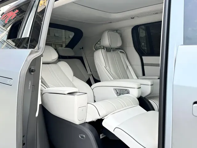 Xpeng X9 — Фото автомобиля 16