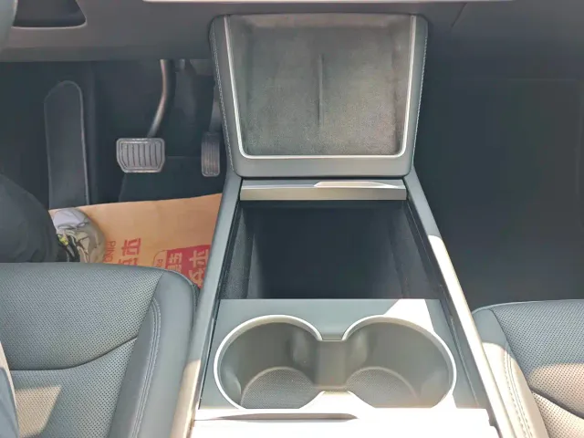 Tesla Model Y — Фото автомобиля 26