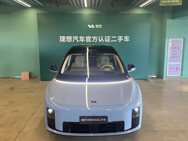 Li Auto i8 — Фото автомобиля 2