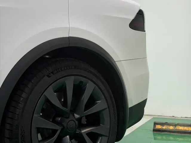 Tesla Model X — Фото автомобиля 8