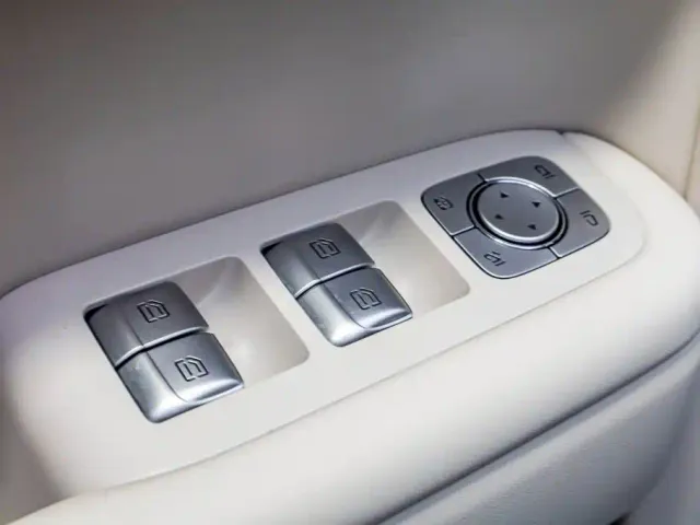 Li Auto L8 — Фото автомобиля 13
