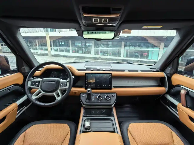 Land Rover Defender — Фото автомобиля 10