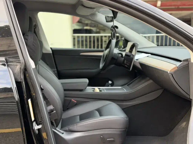 Tesla Model Y — Фото автомобиля 3
