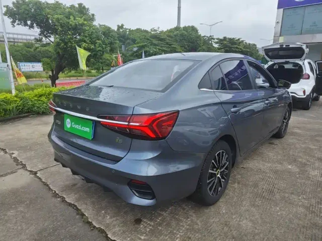Roewe i5 — Фото автомобиля 6