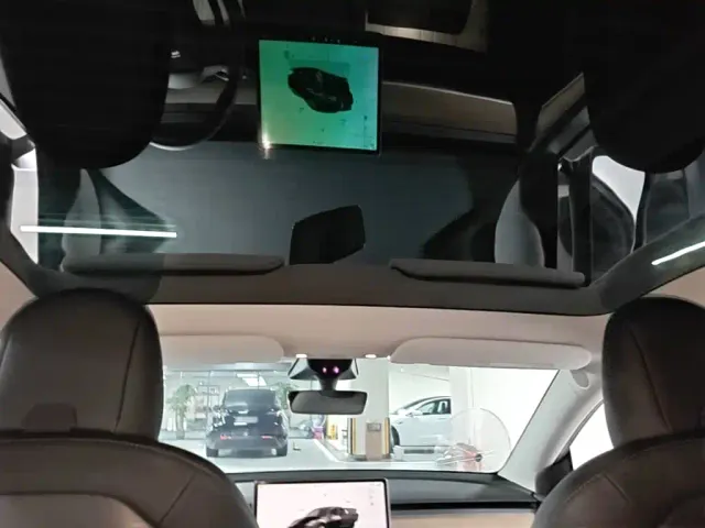 Tesla Model Y — Фото автомобиля 17